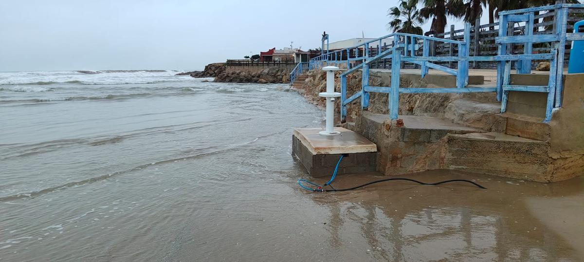 Cullera refuerza de nuevo sus defensas costeras tras más de 24 horas de fuerte temporal marítimo