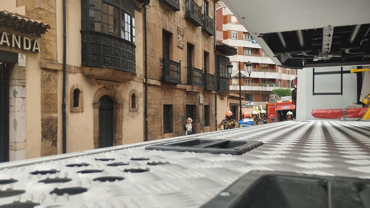 VÍDEO: Alarma en el centro de Oviedo por una columna de humo proveniente de la Casa del Pueblo