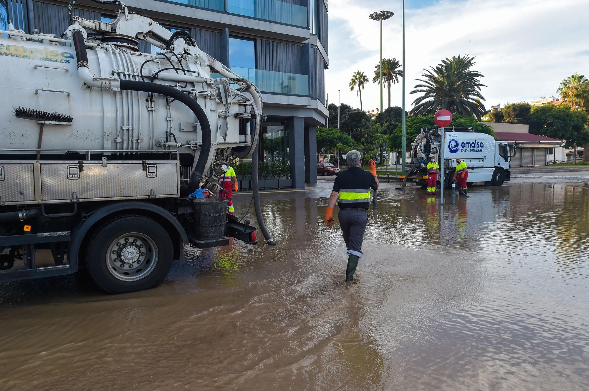 Rotura de una tubería junto a Casino Las Palmas y el hotel Lumm