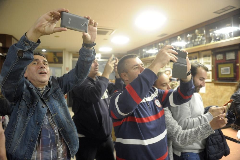 El extécnico deportivista Arsenio Iglesias y los jugadores Laure y  Bruno Gama acompañana a los miembros de la peña que dirige Julio Piñón.