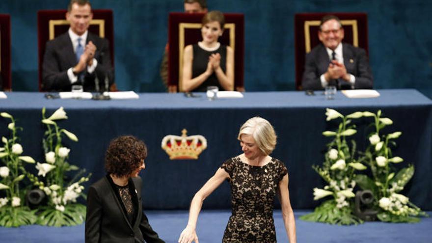 Los reyes Felipe de Borbón y Letizia Ortiz llegan al Teatro Campoamor de Oviedo, entre el aplauso del público, para la ceremonia de entrega de los Premios Princesa de Asturias.