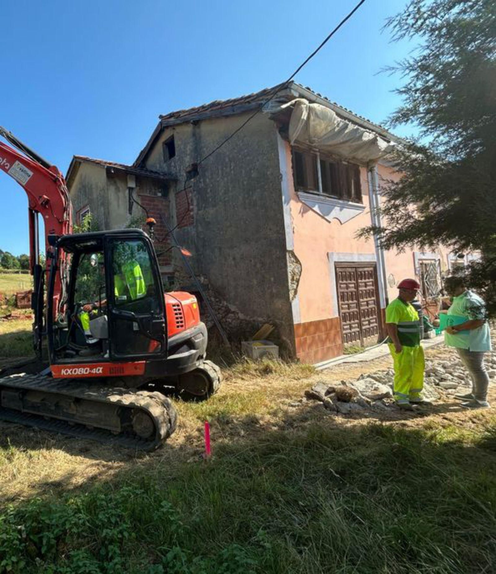 El concejal del área Pergentino Martínez, visitando las obras de ampliación y reparación del colector paralelo a la carretera AS-380 en el núcleo rural de La Calella, en Collao.