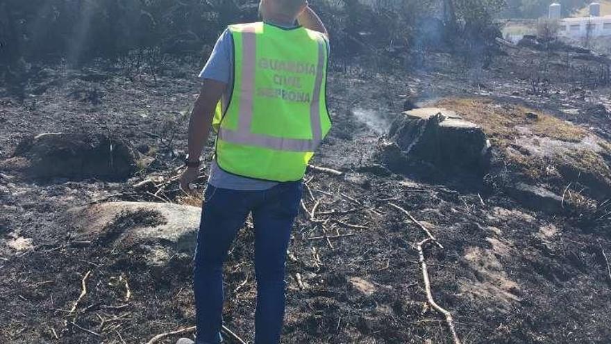 El artefacto descubierto en Viascón para provocar un incendio en el monte. // G. Civil