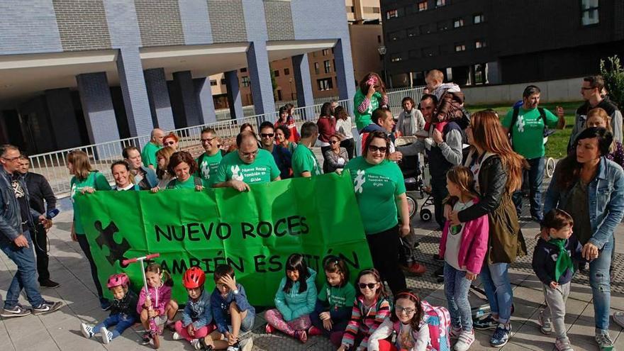 Vecinos de Nuevo Roces, en una de sus movilizaciones en la calle en favor de un centro de salud en el barrio.