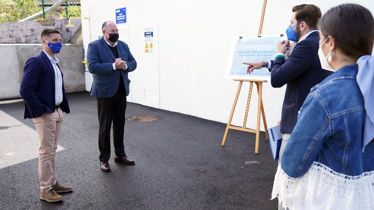 Javier Rodríguez y Mariano Hernández durante la visita a la obra