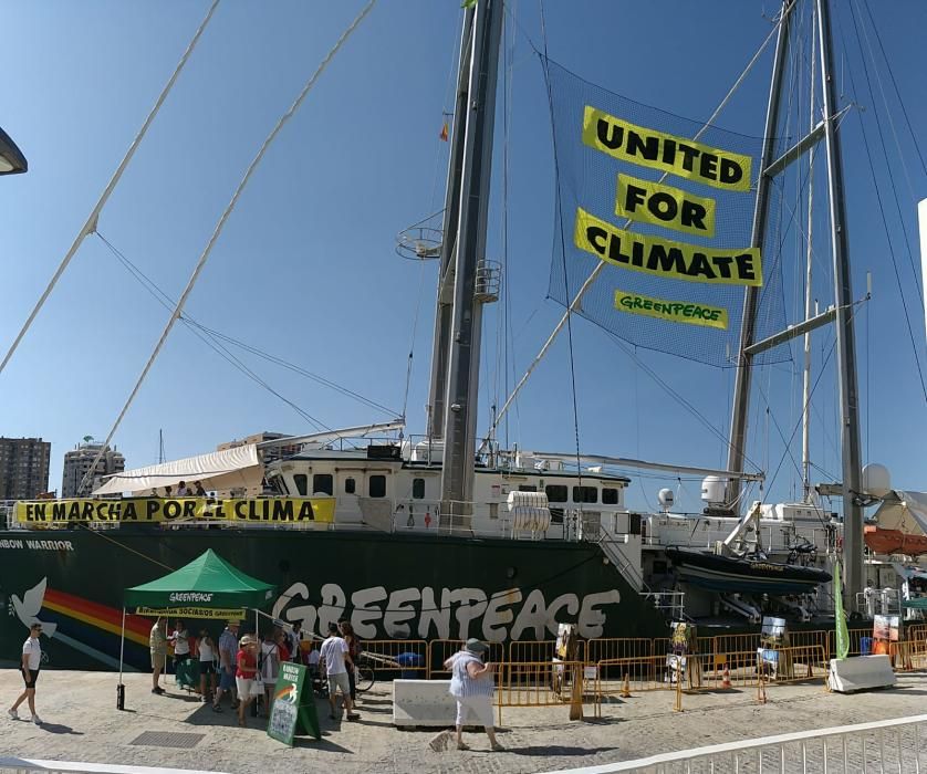 El Rainbow Warrior, buque insignia de Greenpeace, anclaba este sábado en el puerto de Málaga, donde permanecerá varios celebrando jornadas de puertas abiertas para quienes quieran visitarlo