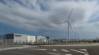 Amazon demana la llicència d'obres per aixecar l'aerogenerador de 126 metres al seu centre logístic del Far d'Empordà