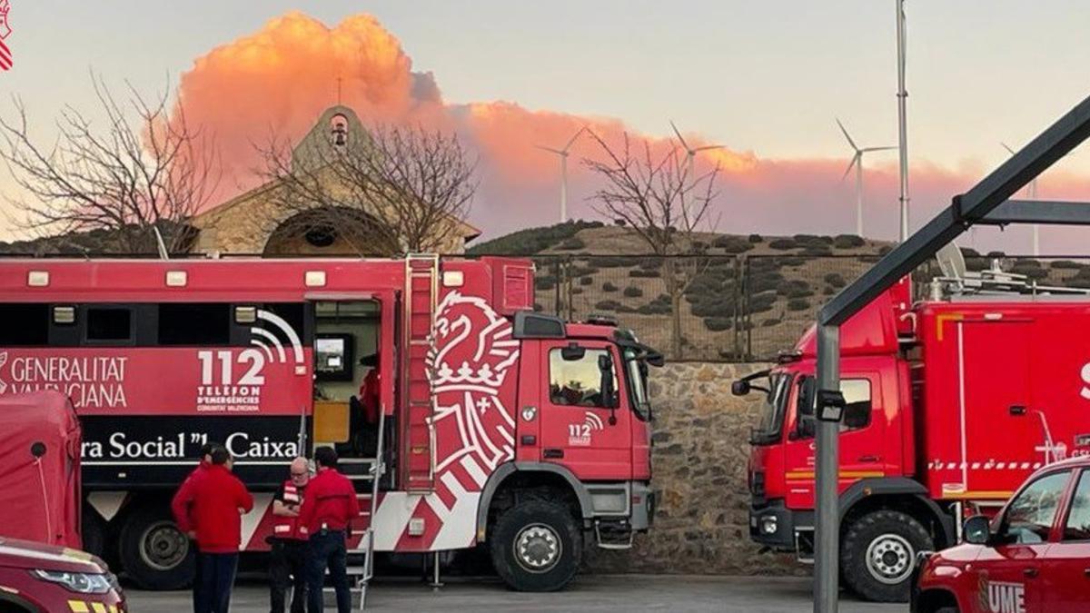 Los bomberos tratan de apagar las llamas en Villanueva de Viver.