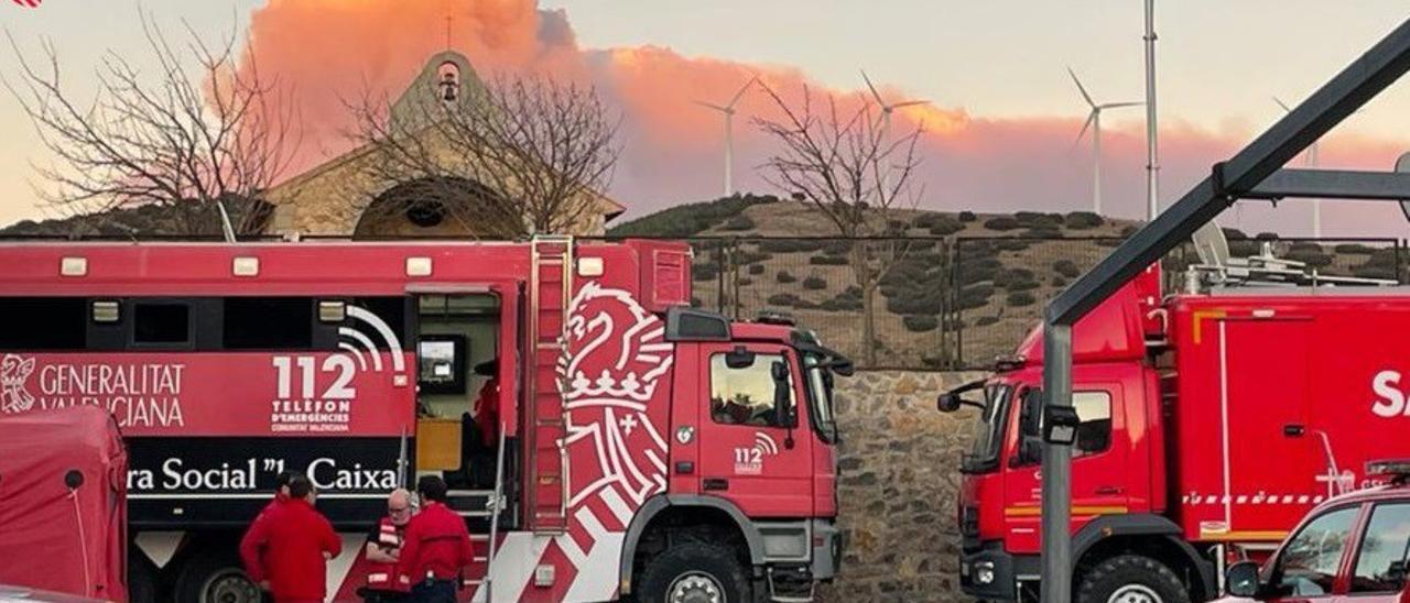 Los bomberos tratan de apagar las llamas en Villanueva de Viver.