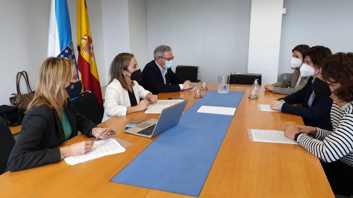 Reunión ayer de los afectados con los representantes de la Consellería, en Vigo. |   // AFECTADOS CAMBIOS RENFE