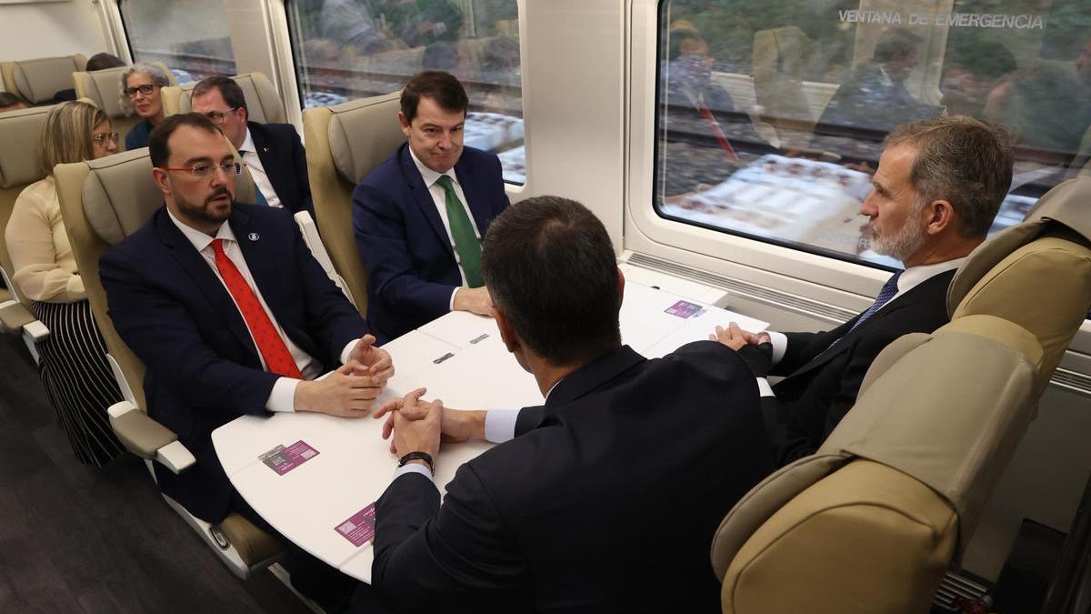 Sánchez, en presencia de Felipe VI, conversa con los presidentes de Asturias, Adrián Barbón, y de Castilla y León, Alfonso Fernández Mañueco, en el viaje inaugural del útlimo trayecto del AVE entre Madrid y Oviedo.