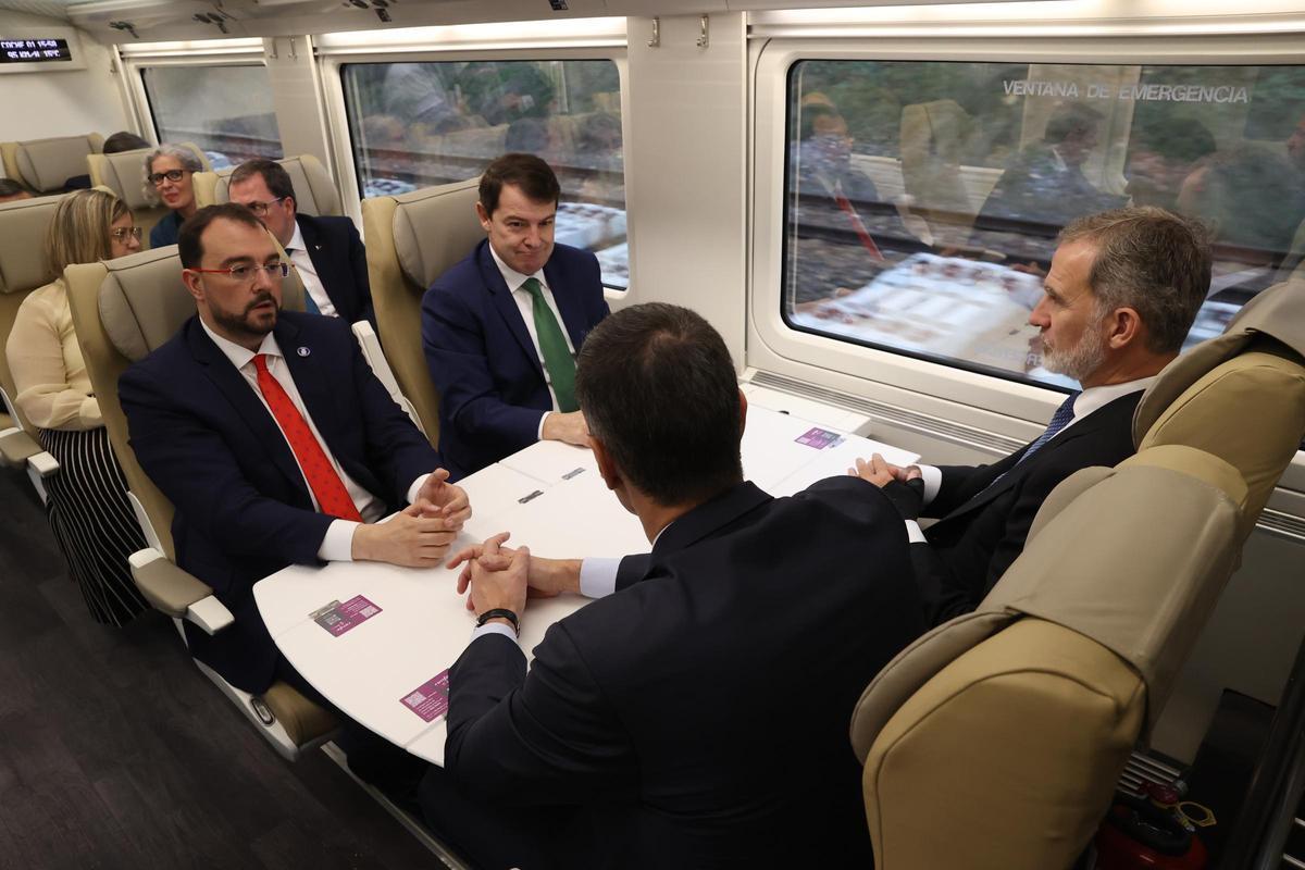 Sánchez, en presencia de Felipe VI, conversa con los presidentes de Asturias, Adrián Barbón, y de Castilla y León, Alfonso Fernández Mañueco, en el viaje inaugural del útlimo trayecto del AVE entre Madrid y Oviedo.