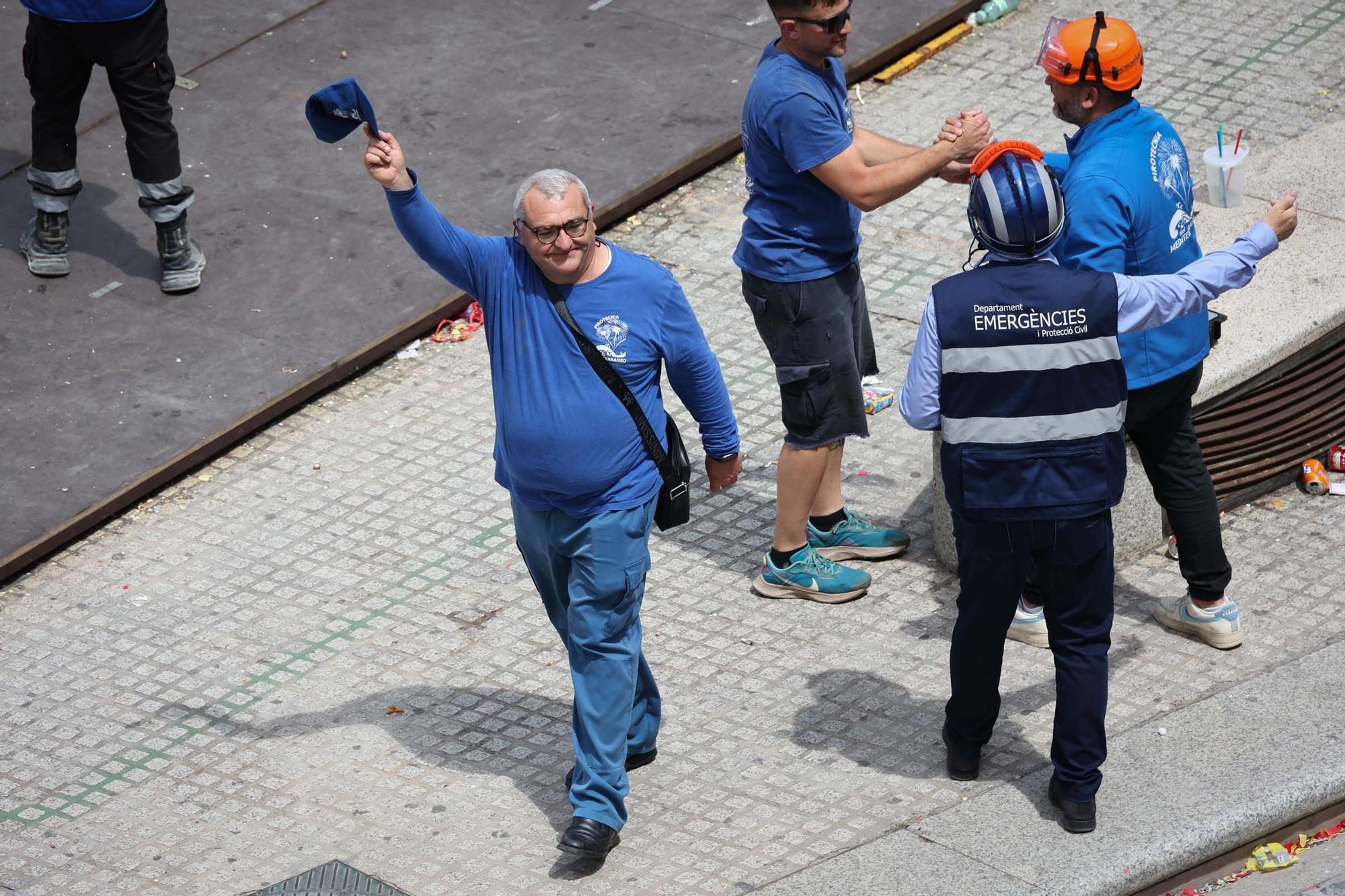 El Sant Jordiet entre claveles en la procesión de la Reliquia