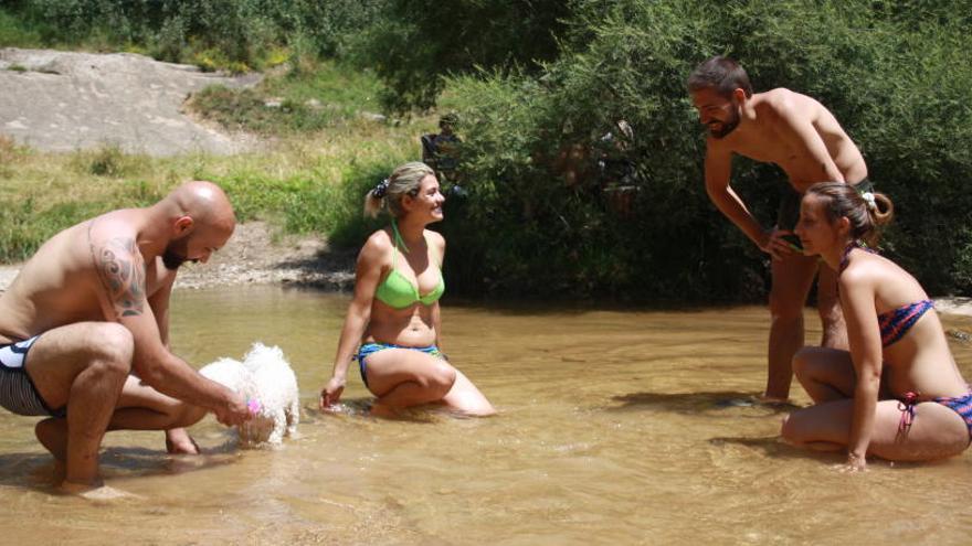 Un grup d&#039;amics a la riera de Merlès, ahir.