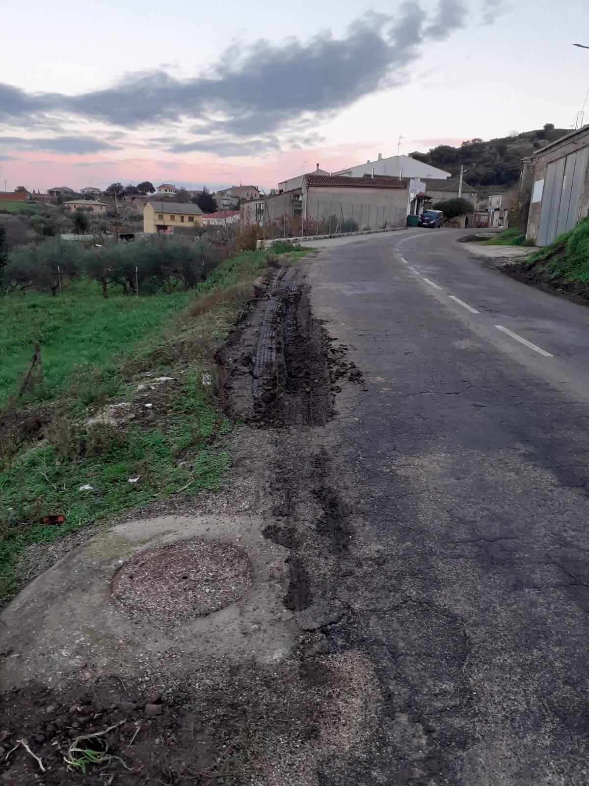 Deterioro de la carretera de circunvalación en Fermoselle