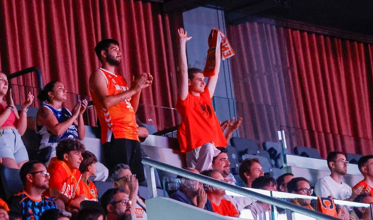 Búscate en la galería de Super: Así se vivió el Barça–Valencia Basket en el Roig Arena