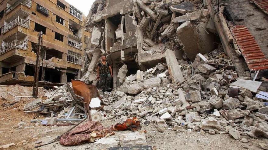 Un soldado gubernamental sirio, entre las ruinas de un edificio en la localidad de Zamalka, en Guta Oriental.