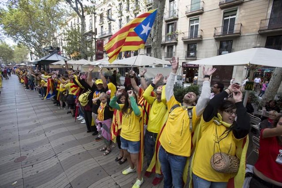 La Via Catalana passant per les Rambles, a Barcelona.