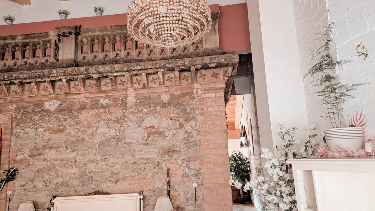 L'interior de la casa de 170 metres quadrats on viuen l'escriptora surienca Sílvia Caballol i l'exbisbe de Solsona Xavier Novell