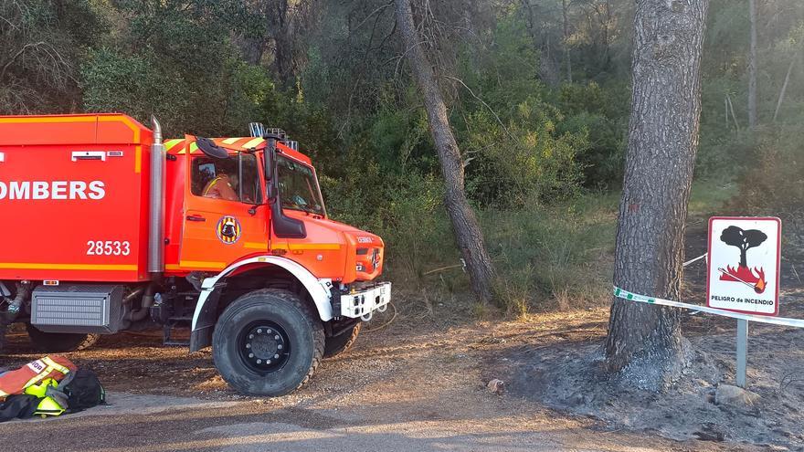 Extinguido el incendio forestal que se acercaba a una urbanización de Montserrat