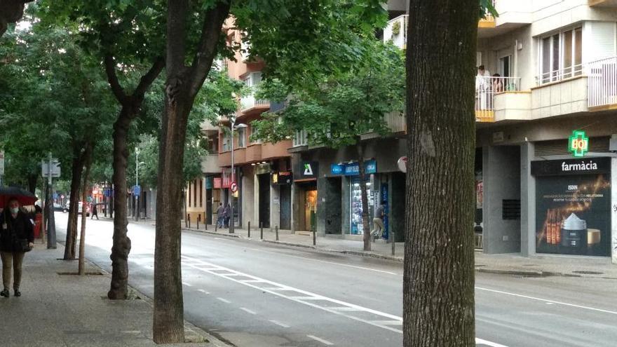 Un tram del carrer Santa Eugènia amb una vorera de 2,7 metres i amb arbres.