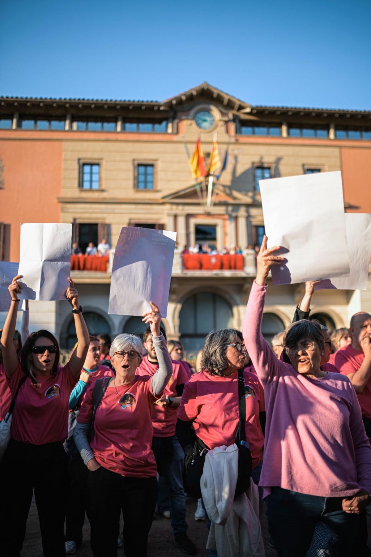 Protesta en Ripoll contra Silvia Orriols en el pregón de la fiesta mayor.