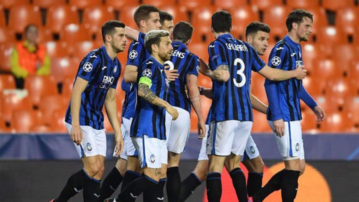 Los jugadores de la Atalanta en Mestalla en el encuentro de Champions.