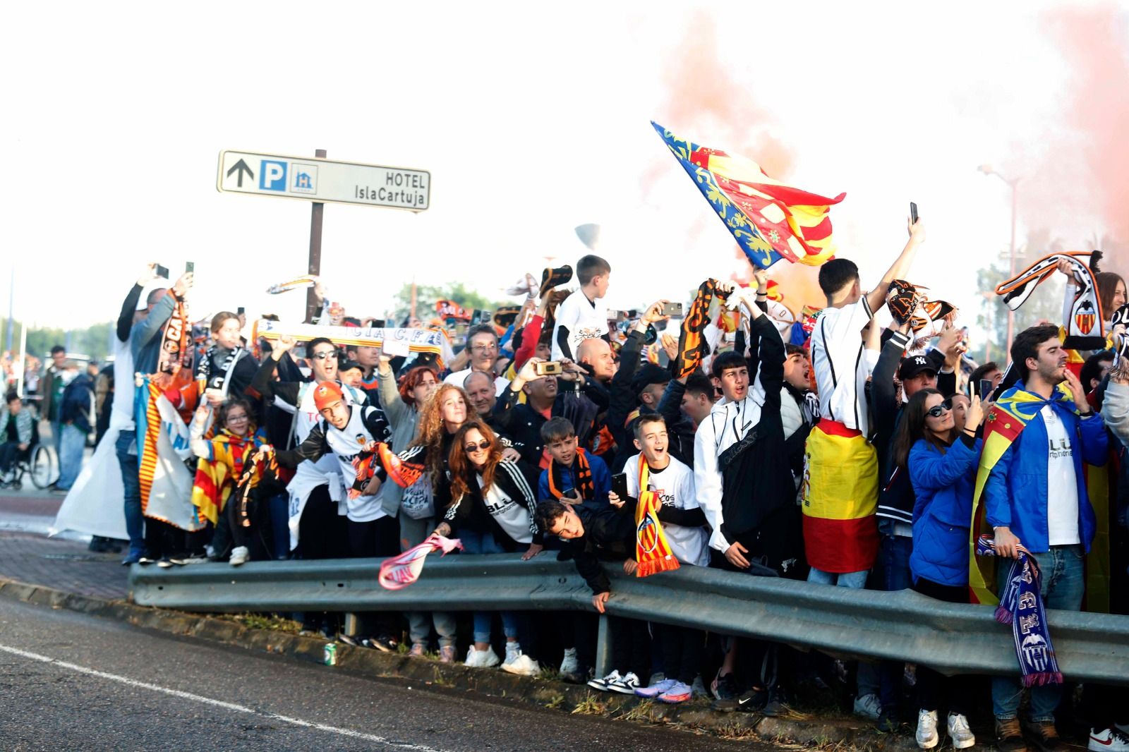 La afición valencianista recibe a su equipo en el estadio de La Cartuja en Sevilla