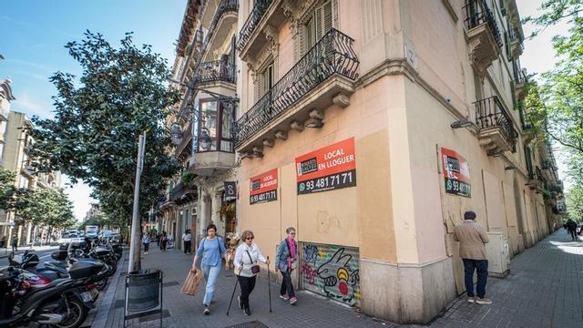 Locals buits en un carrer de Barcelona