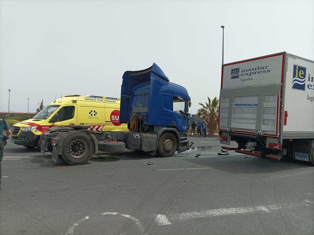 Accidente entre dos camiones en Tenerife