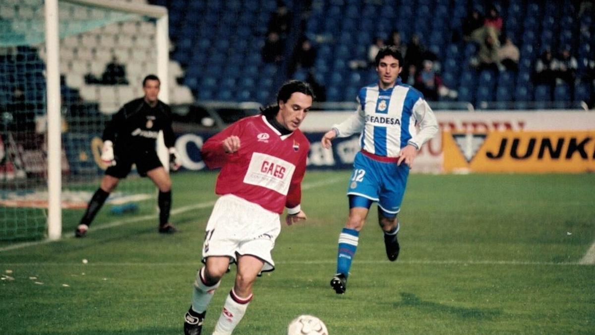 Peña (Figueres) i Scaloni (Deportivo), en el partit jugat a Riazor el 2002
