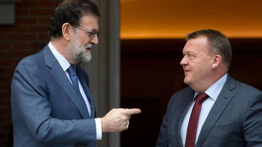 Rajoy, ayer en la Moncloa, con el primer ministro danés, Lars Lokke Rasmussen. // AFP