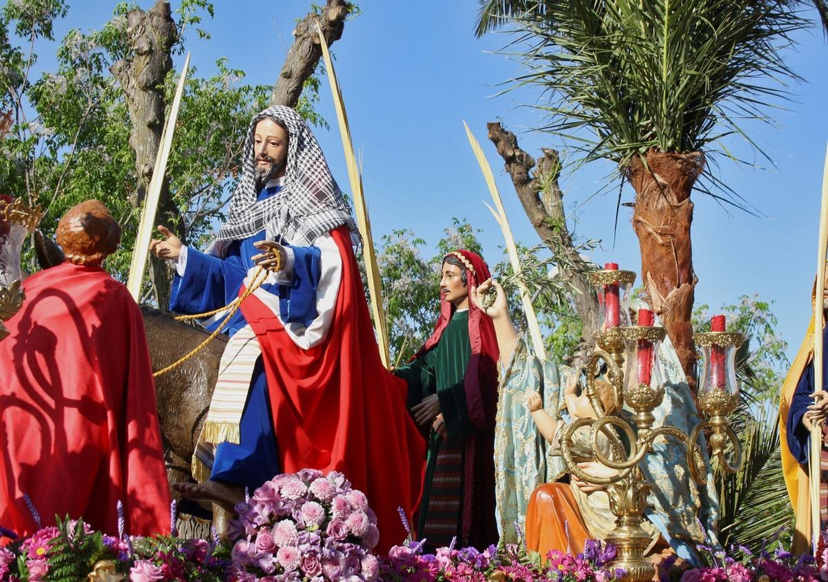 Archivo - S.Santa.- Unos 300 nazarenos procesionan este Domingo de Ramos en Badajoz con 'La borriquita'