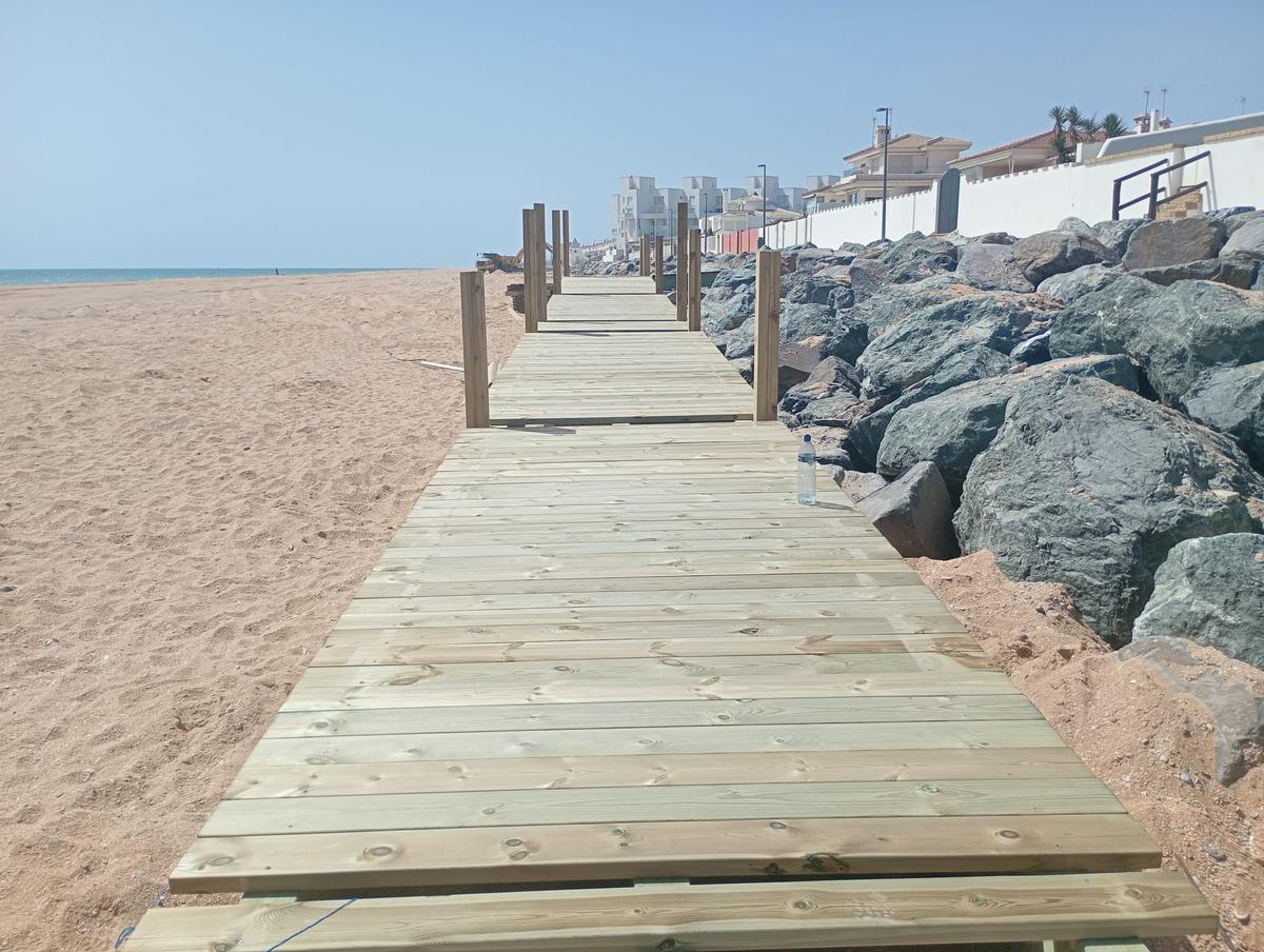 Nuevas rampas accesibles y escaleras en el paseo marítimo de Matalascañas. Nuevas rampas accesibles y escaleras en el paseo marítimo de Matalascañas.