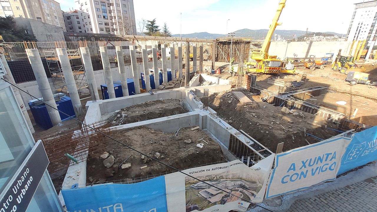 Obras de la Xunta en la nueva terminal de buses, con la terminal provisional de trenes al fondo