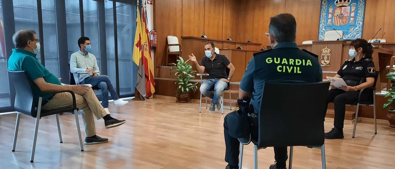 Reunión en el Ayuntamiento de Ibi para intensificar los controles este próximo fin de semana.