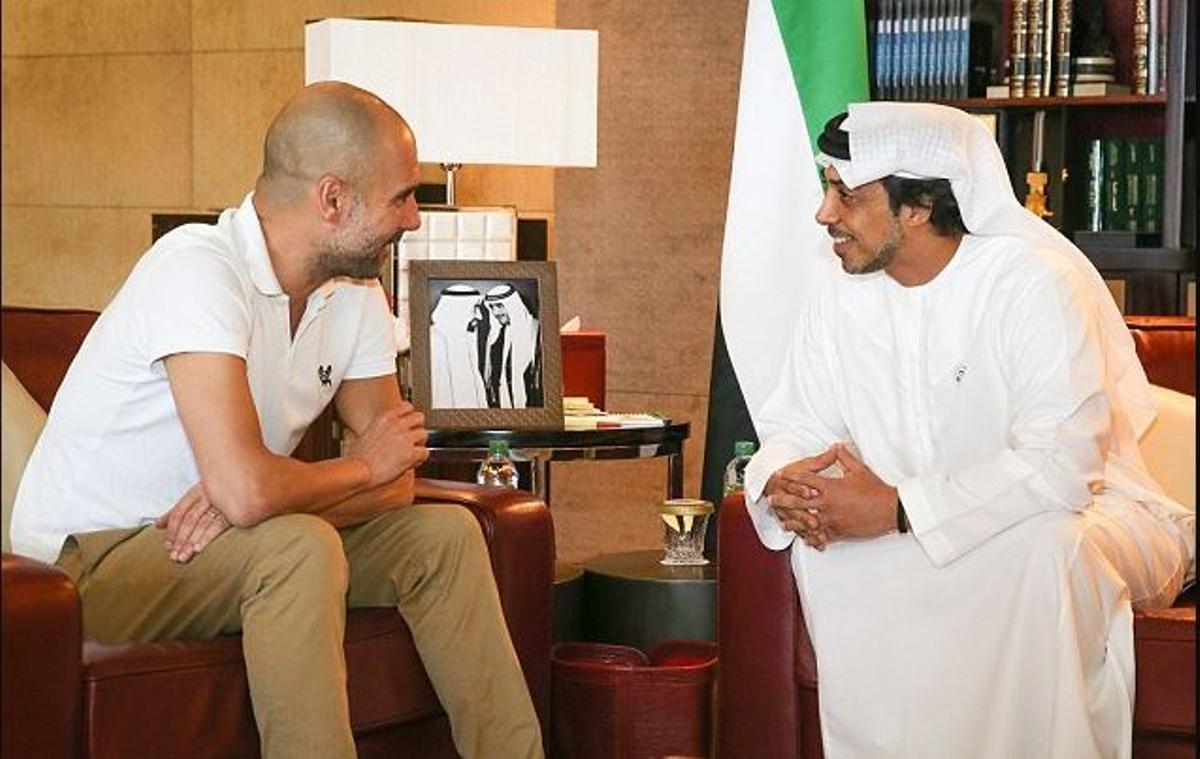 Elpropietari del City, el xeic Mansour bin Zayed Al Nahyan conversant amb Pep Guardiola