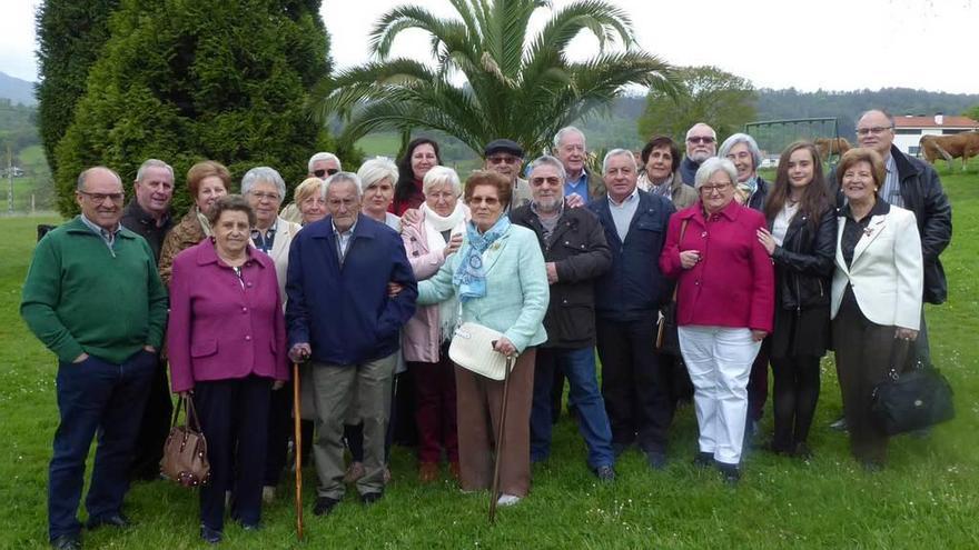 La familia Camblor, reunida ayer en Nava.