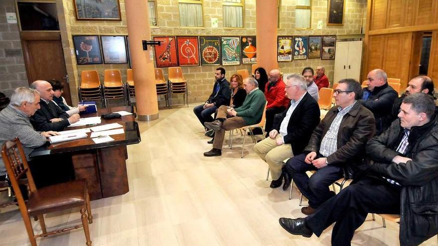 Algunos de los asistentes a la reunión celebrada ayer en &quot;San Pedro&quot;.