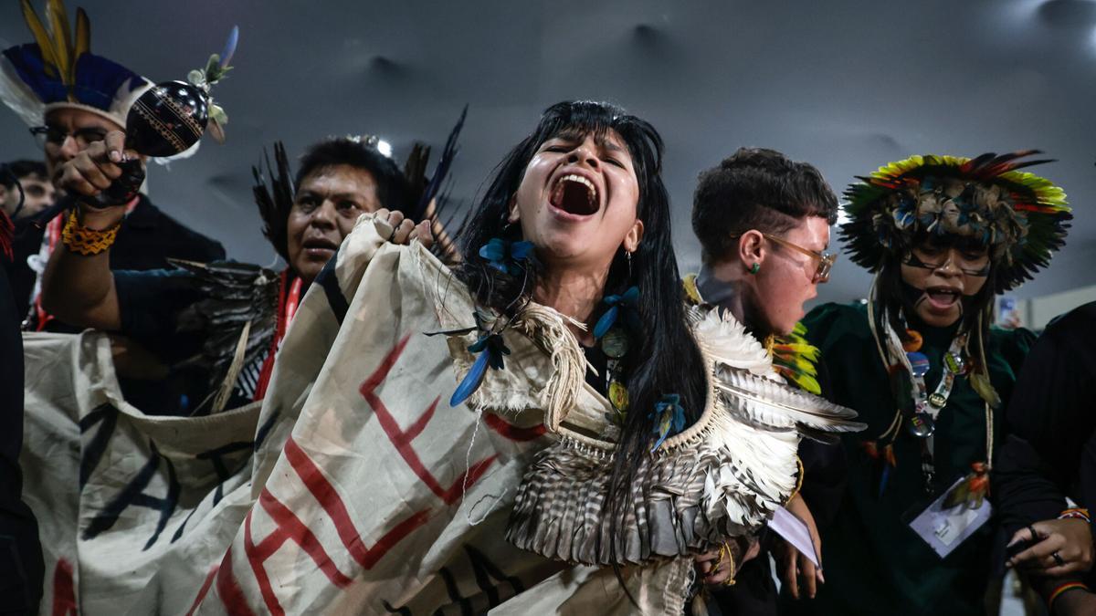 Indígenas se manifiestan este viernes, en la Zona Azul de la COP30 en Belém (Brasil)