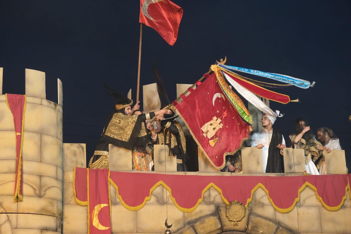 La bandera mora en el castillo de Embajadas tras la conquista de Monforte del Cid.