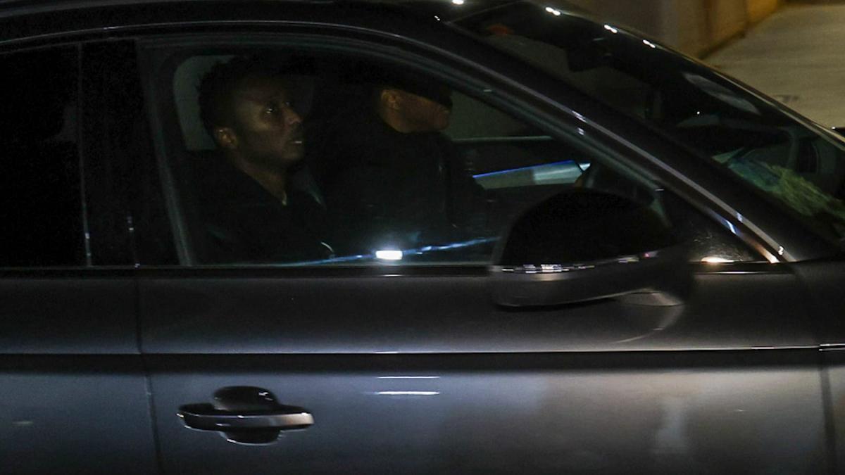 Momento de la salida de Sadiq de la ciudad deportiva del Valencia