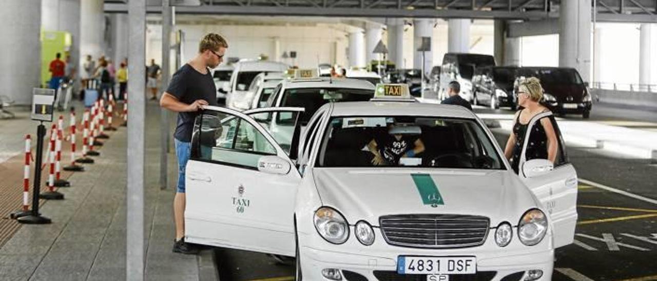 Parada de taxis en el aeropuerto de Alicante-Elche, que desde mayo viene registrando una gran actividad.