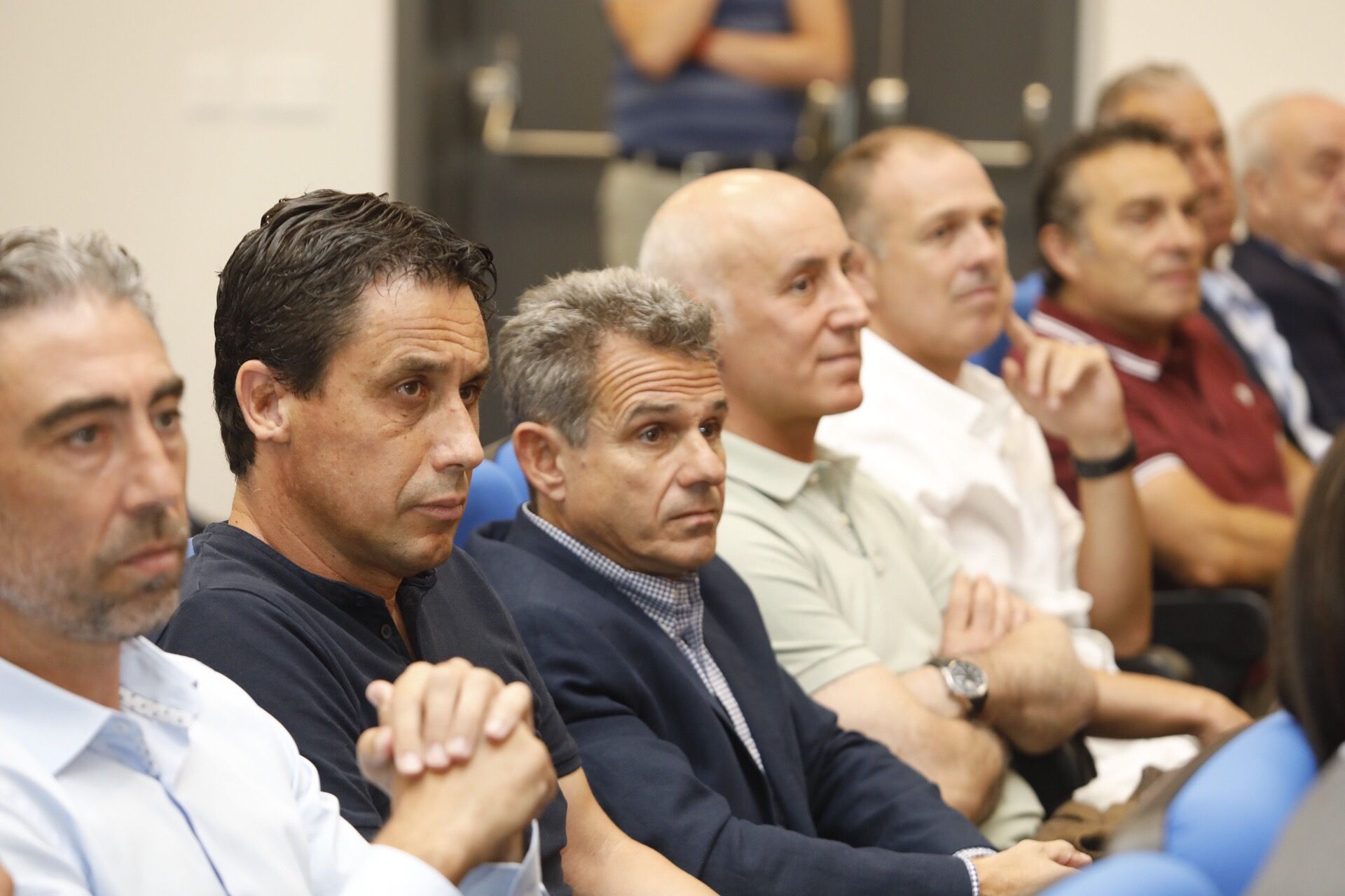 En imágenes: Así fue el homenaje a los futbolistas asturianos que han vestido la roja