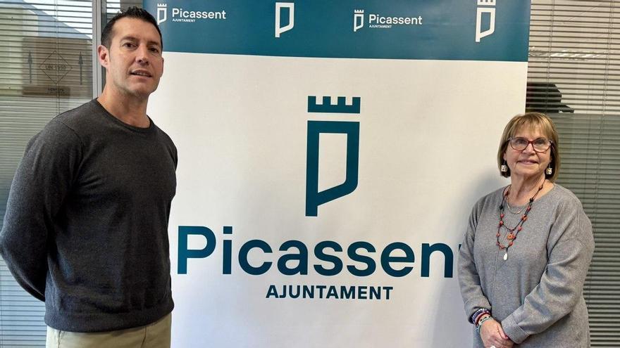 Jaume Sobrevela y Conxa García con la nueva imagen institucional de Picassent.