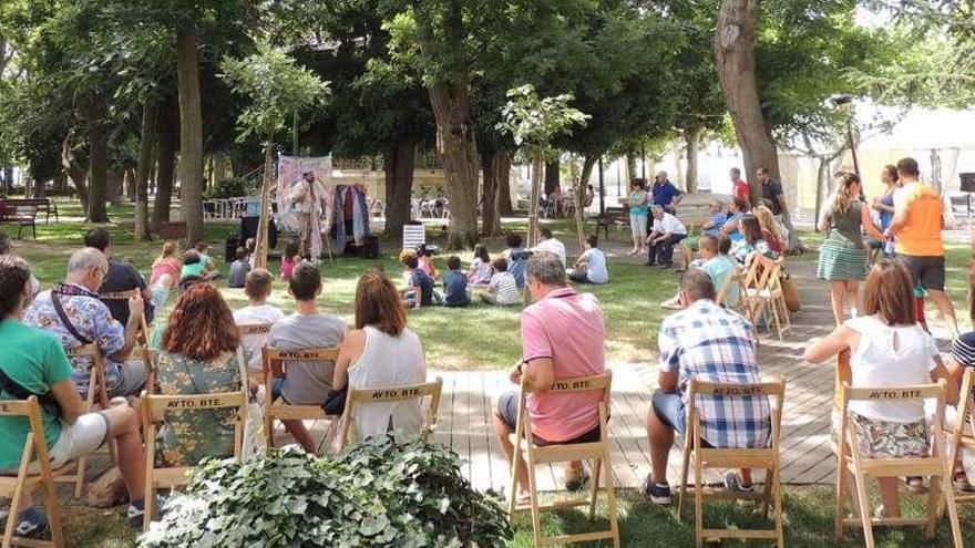 Los pequeños atienden las indicaciones del cuentacuentos, Manuel Ferrero, en la Feria del Libro.