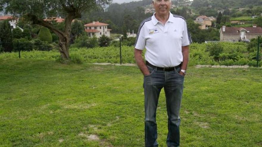 Virgilio González, ayer, en su domicilio de Gondomar, fue entrenador de Rubalcaba. / j. lores