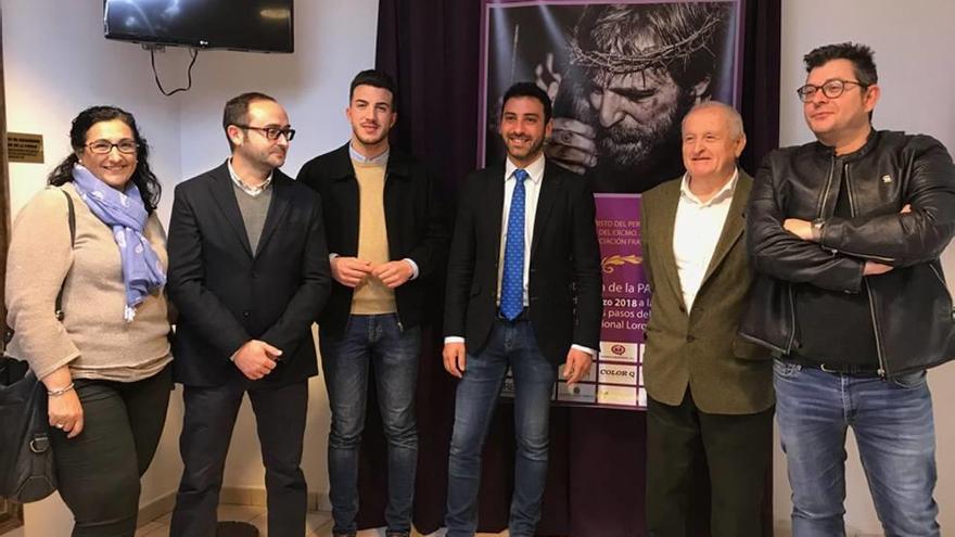 Foto de familia de la presentación del Vía Crucis.