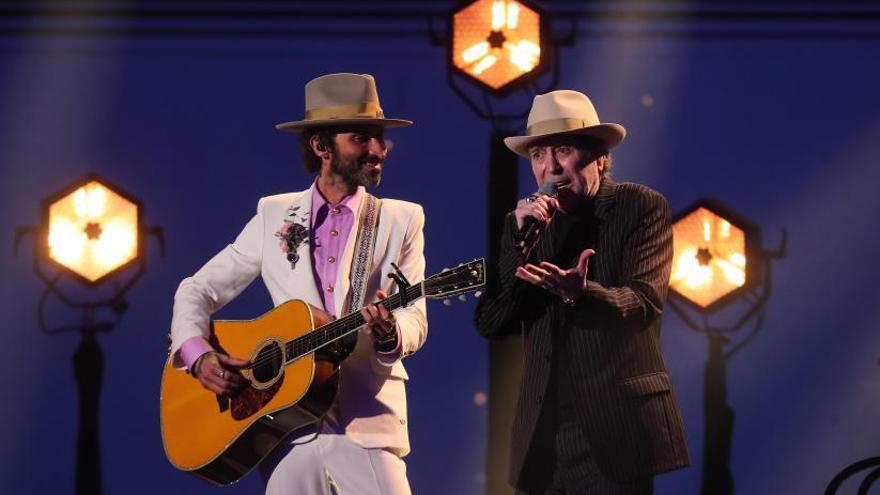 Leiva y Joaquín Sabina durante los Goya en València. | F.CALABUIG