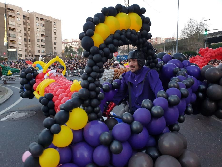 Miles de niños y niñas disfrutan junto a sus familias del desfile récord de la ciudad olívica. Melchor, Gaspar y Baltasar lanzaron caramelos desde sus carrozas.